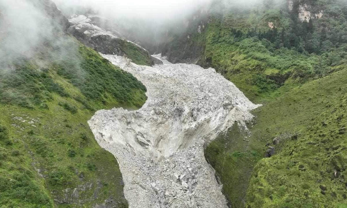 थासाङमा हिमपहिरेा,थुनियेा बेाक्सीखेाला