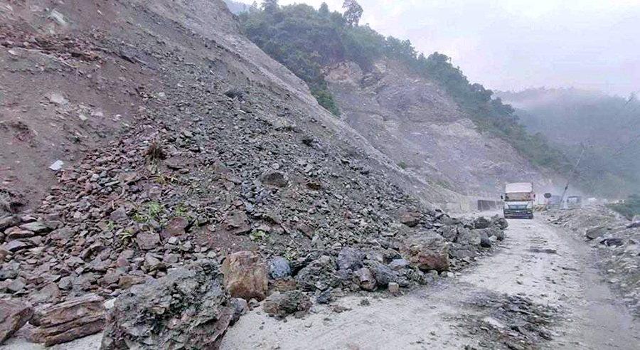 पहिरोले पृथ्वी राजमार्ग अवरुद्ध