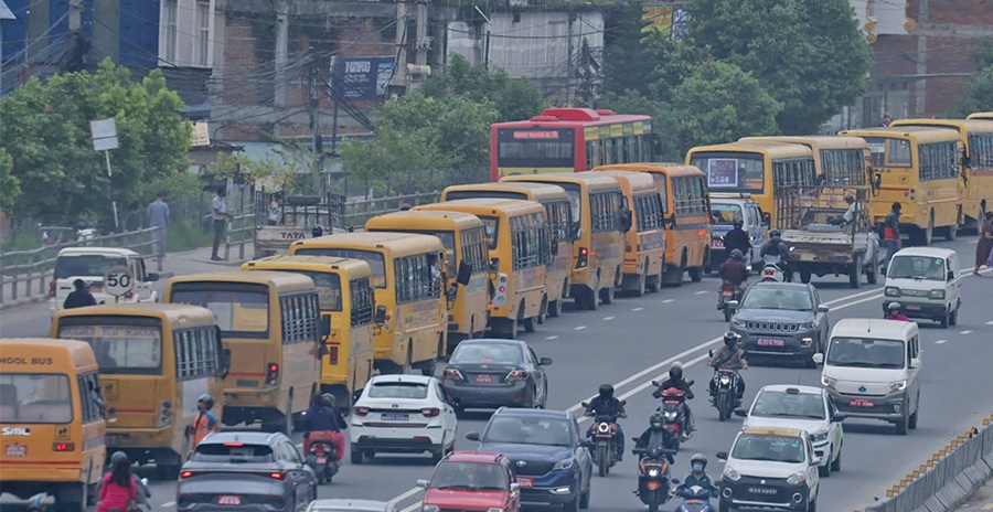काठमाडौं चक्रपथमा निजी स्कुल बसको र्‍याली