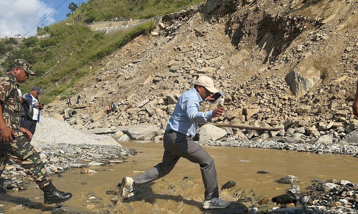 क्षतिग्रस्त विपी राजमार्ग अनुगमनमा घिसिङ
