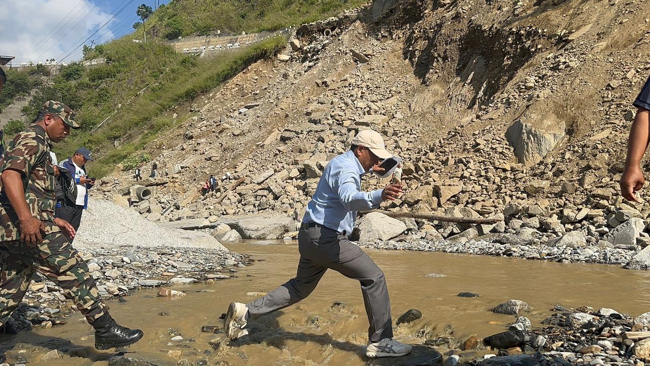 क्षतिग्रस्त विपी राजमार्ग अनुगमनमा घिसिङ